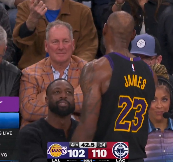 兄弟情深！比赛还剩42s 詹姆斯和解说席上的韦德握手交谈！
