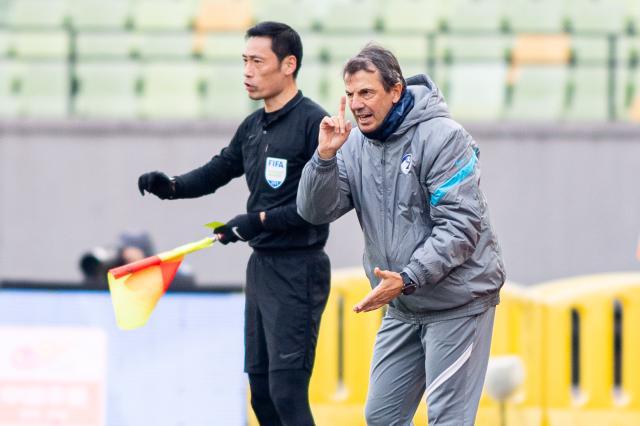 九游体育比分直播、实时比分网、足球比分、篮球比分、电竞比分、九游体育战绩查询-急转直下！大连落入降级区又失大将 仍有多个机会？